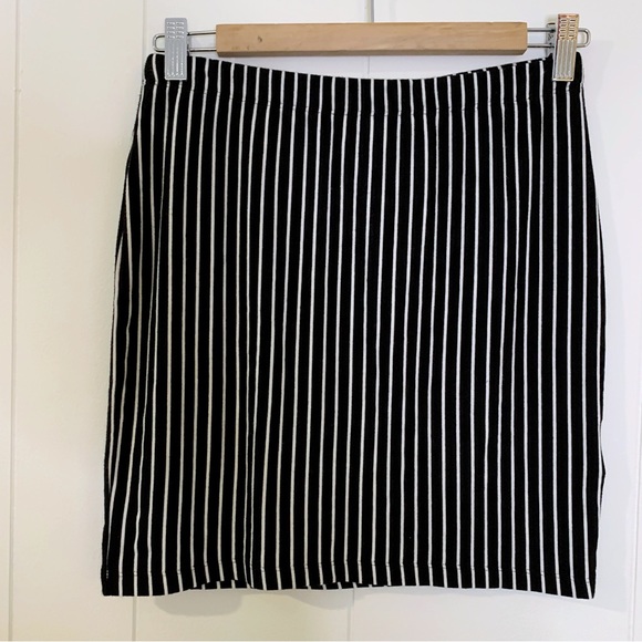 NWT Obey Sheffield Black and White Pinstripe Skirt S - Picture 2 of 8